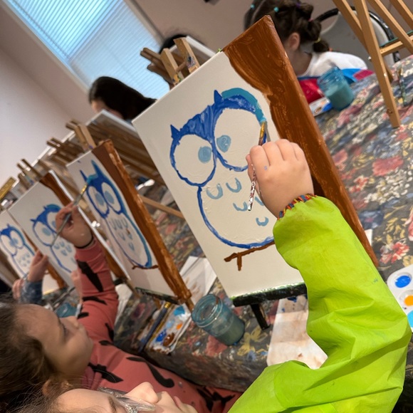 Meet your stylish and amazing Posher, Adiana - Picture 7 of 13